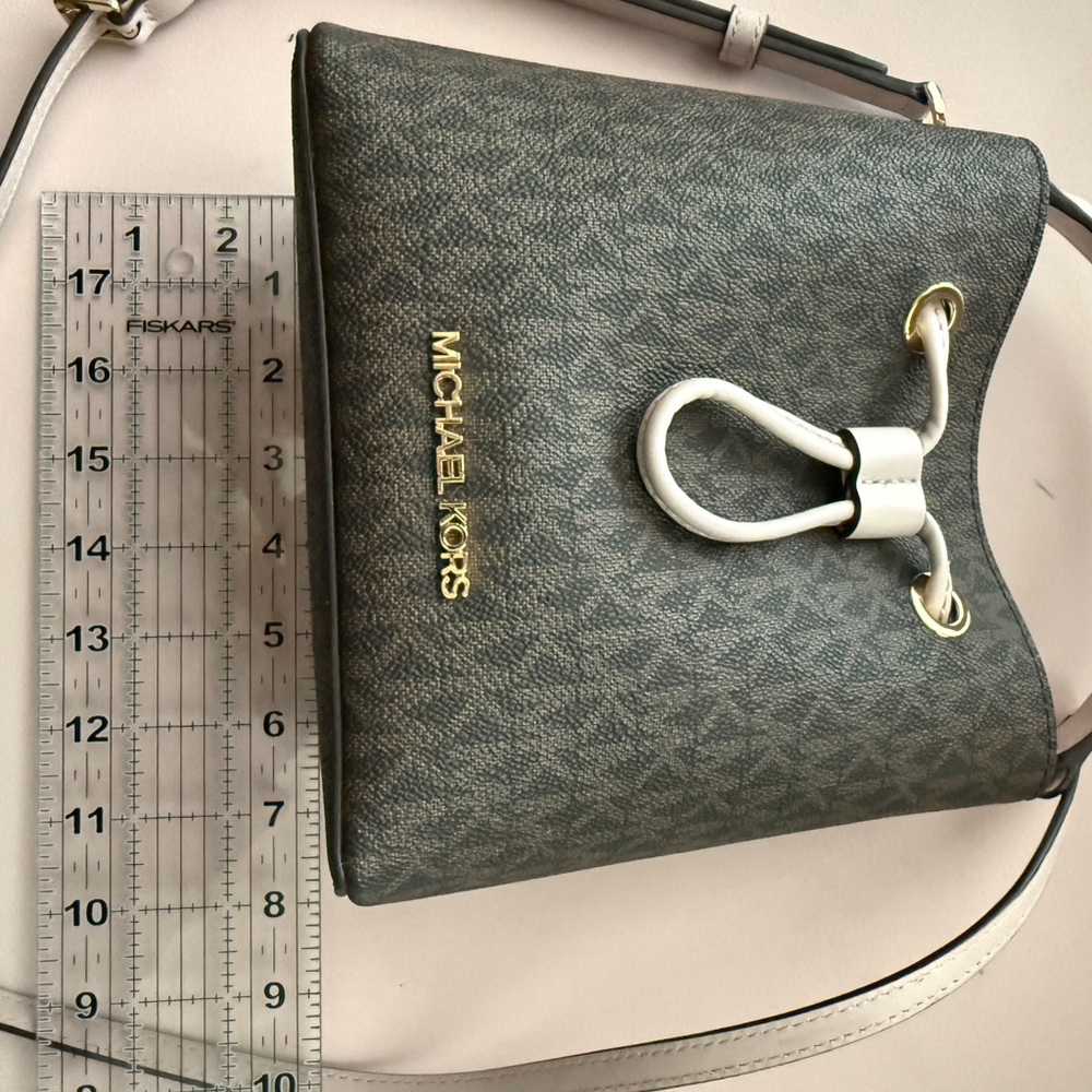 Michael Kors Mini Bucket Bag with Light Pink Drawstring - Picture 4 of 5